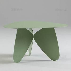 Muebles modernos hechos a mano para sala de estar, mesa de hierro ligera y móvil con características decorativas para uso doméstico - Product Image 1
