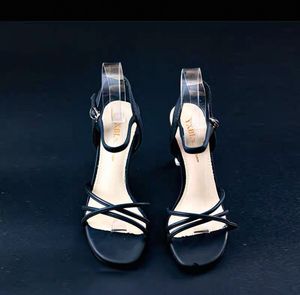 Support de présentation de chaussures en acrylique transparent moderne personnalisable pour sandales et chaussures, idéal pour les magasins de détail - Product Image 1