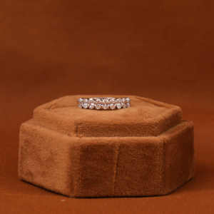 Oval Cut Lab Grown Diamond Wedding Band Classic 18KT Banda de media eternidad chapada en oro sólido para regalo elegante unisex para ella - Product Image 3