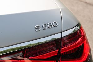 รถยนต์เมย์บัค S580 4Matic ปี 2024 ตรวจสอบแล้ว เครื่องยนต์ 4.0 ลิตร ทวินเทอร์โบ V8 ระบบขับเคลื่อนสี่ล้อ พร้อมอุปกรณ์ครบครัน  ติดฟิล์มภายนอก - Product Image 3