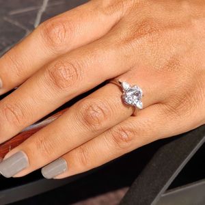 Impresionante anillo de compromiso ovalado de tres piedras con detalles de corte de pera en oro de 10K - Product Image 2