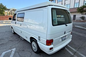 Volkswagen Euro Van MV Camper Usada de 1999, Camper con Techo Elevado Fabricado por Winnebago - Product Image 3