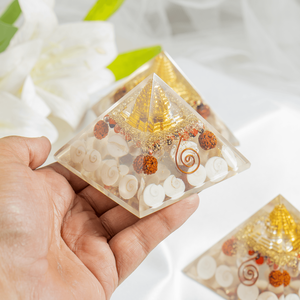 Pirámide de Orgone Gomti para Sanación de Chakras, con Punta de Cristal, para Meditación y Decoración, Venta al Por Mayor - Product Image 2