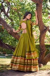 Demoiselles d'honneur de style traditionnel en soie pure Chanderi Lehenga Choli avec des motifs modernes et un travail de fantaisie pour les mariages - Product Image 4