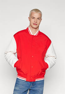 Chaqueta universitaria de lana roja con logotipo personalizado al por mayor para hombre, chaqueta Bomber de béisbol universitaria con bolsillos y botones y cierre - Product Image 5