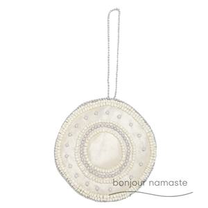 Ornement de Noël en cercle de finition mate fait à la main | Décoration élégante de vacances de broderie de Tambour perlé Bonjour Namaste - Product Image 2