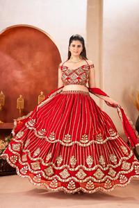 Vêtement traditionnel indien, lehenga choli en faux georgette avec des paillettes et des broderies zari, et un dupatta en georgette fantaisie - Product Image 2