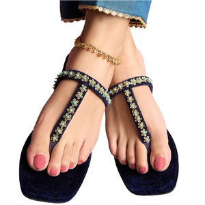 Zapatos Kolhapuri Duraderos Antideslizantes con Suela de Cuero de Alta Calidad y Parte Superior de Terciopelo, Diseño Estampado de Moda, Personalizables - Product Image 1