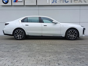 2025 Clean 7 Series G70 740i xDrive 3.0 AT 380 hp 4WD sedán automático de gasolina con interior de cuero oscuro - Product Image 4