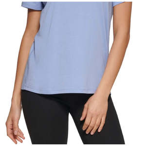 T-shirt slim fit da donna DKNY con logo, 100% cotone jersey, taglie XS e XXS, blu con decorazioni traspiranti a lettere - Product Image 3