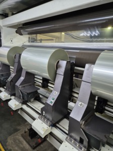 Película PET de Baja Temperatura y Alto Encogimiento para Ahorro de Energía WF, Conformidad Superior para Envases de Pared Delgada, Grado Industrial para Bebidas - Product Image 1