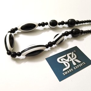 Collier pendentif ovale en résine noir et blanc, long, fait main, bijou statement, modèle léger pour femme, usage quotidien, modèle ange - Product Image 3