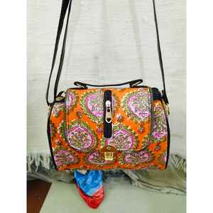 Bolso Bandolera de Algodón con Estampado Bohemio Vintage de Jaipur, Correa Única, Cierre de Cremallera, Flores Bordadas, Estilo Nacional, Portátil - Product Image 1