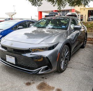 VENTES EXCEPTIONNELLES 2024 – Toyota Crown Limited Berline d'occasion - Product Image 1