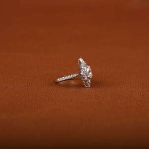 Anillo de compromiso clásico chapado en oro macizo de 14 quilates, Diamante cultivado en laboratorio de corte ovalado con diamante de corte redondo de marquesa pequeña, estilo elegante - Product Image 3