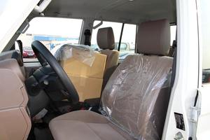 LA MEJOR OFERTA Toyota Land Cruiser Serie 79 LX V6 CILINDROS DOBLE CABINA DIÉSEL ASIENTOS DE CUERO - Product Image 4