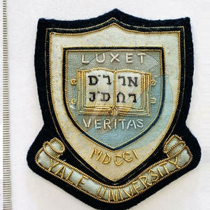 Insignes de blazer sur mesure en vrac dernier style OEM Service insignes en cuir brodé dentelle décoration épingle de sûreté - Product Image 3