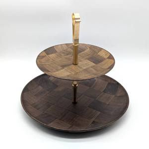 Exhibidor de Postres de Madera Premium de 2 Niveles con Diseño a Cuadros y Asa Dorada, Ideal para Fiestas y Eventos en el Hogar - Product Image 2