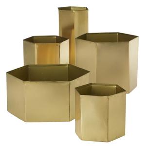 Vase minimaliste en métal fini or avec un design simple idéal pour la décoration contemporaine et les centres de table en gros d'Inde - Product Image 1