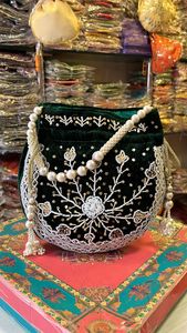 Bolsa Potli India Hecha a Mano de Metal, Bolsos Vintage de Latón Dorado y Plateado con Grabado a Mano, Bolsos Potli Dorados - Product Image 3