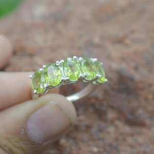 Anillo Fino de Plata de Ley 925 Hecho a Mano Diseño Clásico Único con Piedra Preciosa de Peridoto Natural Personalizada Eternidad Vermeil - Product Image 1
