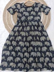 Agregue encanto a su estilo de fiesta con Este adorable vestido largo con estampado de elefante Tonos negros/rojos ricos Secado rápido Moderno Todas las estaciones - Product Image 5