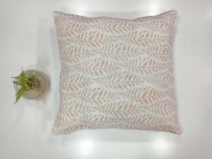 Funda de almohada y cojín Khadi de hoja impresa con bloque de mano Real 100% Khadi frontal impreso con respaldo sólido para uso doméstico o hotelero - Product Image 3