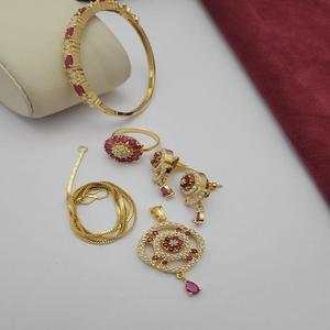 Elegante colgante de perlas con cadena, pulsera y anillos, conjunto combinado para mujeres y niñas, joyería atemporal para ocasiones especiales y regalos - Product Image 1