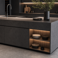 Meubles de cuisine noirs modernes de luxe sur mesure avec îlot central, solution de rangement modulaire pour toute la maison