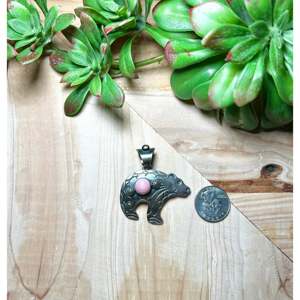 Pendentif artisanal vintage en coquille de conque rose et opale avec serti clos, breloque religieuse en argent sterling - Product Image 2