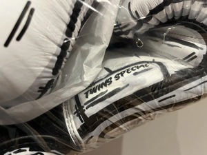 Dernier modèle de gants de boxe Muay Thai imprimés à lignes dynamiques, style urbain, kickboxing, fabrication personnalisée, gants de sparring personnalisés - Product Image 3