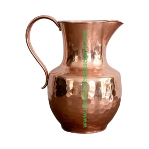 Pichet en cuivre martelé artisanal avec poignée incurvée élégante pichet en métal décor rustique et moderne pour boire - Product Image 1