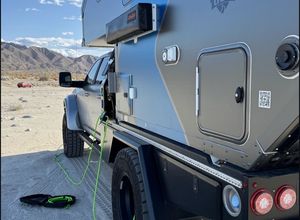 Lujo 4x4 Off-Road Pop Top RV Truck Camper con baño Carcasa plana de fibra de vidrio para camas cortas de 5,5 pies en venta - Product Image 3