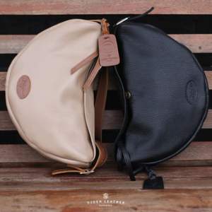 Djoen Sac à bandoulière en cuir de vachette de qualité export en cuir véritable fabriqué à la main au design minimaliste fermeture à glissière à la mode - Product Image 1