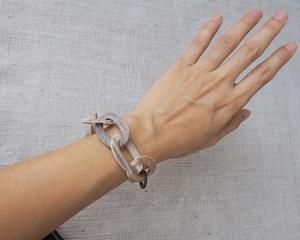 Collar de Lujo Hecho a Mano con Cuerno de Búfalo, Joyería Natural y Sostenible para Mujer, Alta Calidad - Product Image 4