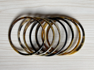 Brazalete de Cuerno de Búfalo Ecológico Hecho a Mano y Pulido para Mujer, Joyería Moderna y Sostenible para Bodas - Product Image 6