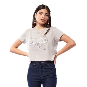 T-shirt court élégant pour femme, idéal pour l'été 2025 – Haut court uni léger, respirant et confortable - Product Image 1