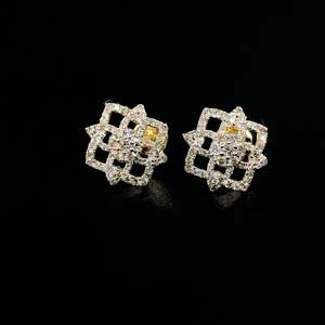 Boucles d'oreilles luxueuses en or jaune 14 carats avec diamants floraux rayonnants pour femmes - Product Image 1