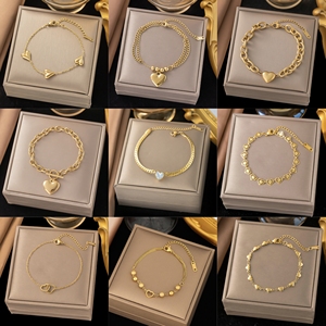 Bracelet en acier inoxydable pour femmes, plaqué or 18 carats. Bracelet en forme de cœur à la mode pour cadeaux tendance, bijoux. - Product Image 6