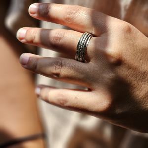 Elegante anillo de tres bandas giratorias con diseño popular de piedras preciosas de plata Lisa para fiesta de boda o anillo giratorio elegante de compromiso - Product Image 1