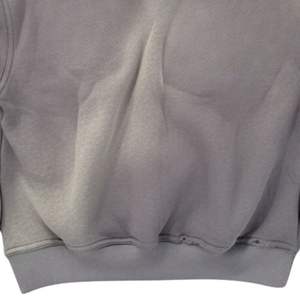 Sudadera con capucha para hombre con cremallera y parches gráficos, forro polar, estilo urbano, detalle de manga desgastada, ropa exterior informal - Product Image 5