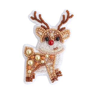 Broche de renne brodée à la main avec des perles, design unique de flocon de neige en perles de graines, cadeaux de Noël et de mariage pour enfants - Product Image 1