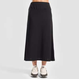 Jupe en satin élégante noire taille empire XS, style crayon portefeuille avec imprimé décoratif, en matière Spandex douce et respirante - Product Image 2