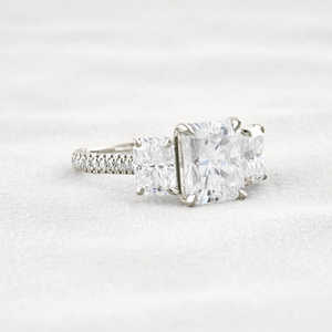 Catégorie de produits Élégant et luxueux Ensemble de trois pierres et de pavés de coupe rayonnante Bague en diamant Moissanite Élégant et luxueux - Product Image 1