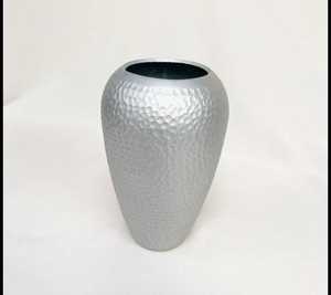 Vase à fleurs en forme d'urne à nervures verticales, en aluminium brossé, fait à la main, minimaliste moderne, pour la décoration de mariage et de la maison, vente en gros - Product Image 2