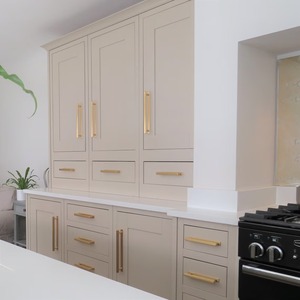 Tirador de puerta de estilo europeo de lujo con acabado chapado en oro y tornillos disponibles a precio de exportación - Product Image 4