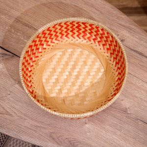 Panier en bambou tissé artisanal coloré / Corbeille de rangement ronde en bambou décorative avec des motifs vibrants pour les fruits et la décoration de la maison - Product Image 4
