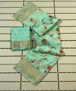 Saree en satin à la réception avec des perles luxueuses et des ornements en pierre. - Product Image 2