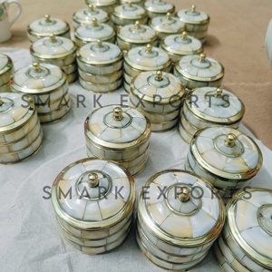 Elegante Sindoor Daani de latón hecho a mano con incrustaciones de fregona para almacenar Kumkum bermellón y pequeños polvos sagrados - Product Image 1