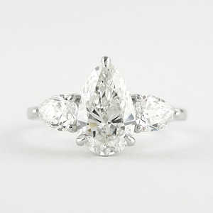 Bague de fiançailles vintage en argent 925, élégante, intriguante, avec un diamant moissanite taille brillant, cadeau de mariage, bague statement, design à trois pierres - Product Image 3